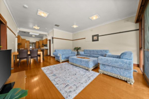 4 Bedrooms House Walking to Shops and Restaurants